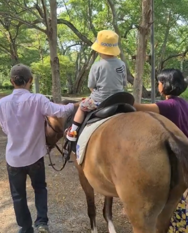 ‘แม่ชม’ พาส่อง ‘น้องสายฟ้า-พายุ’ ความน่ารักที่แตกต่างมาก (คลิป)