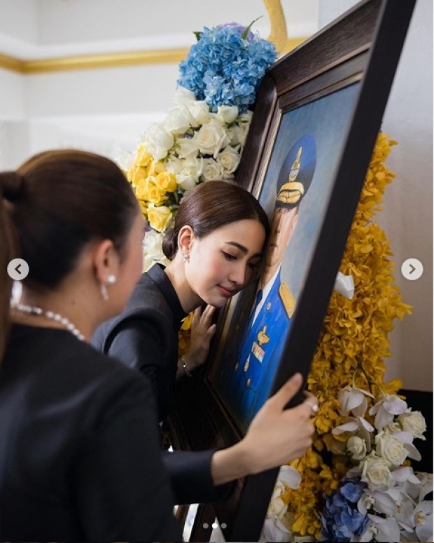 ‘แต้ว’ เคลื่อนไหวสุดเศร้าหลังจบงาน การกอดคุณพ่อผ่านรูปถ่าย..