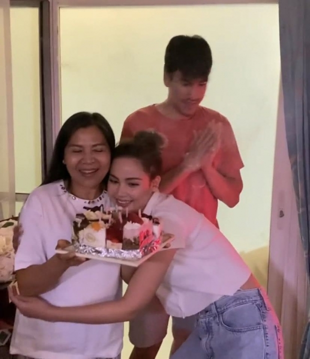 โมเม้นท์อบอุ่น ณเดชน์ญาญ่า หอบเค้ก HBD แม่แก้ว