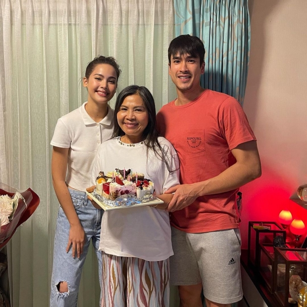 โมเม้นท์อบอุ่น ณเดชน์ญาญ่า หอบเค้ก HBD แม่แก้ว