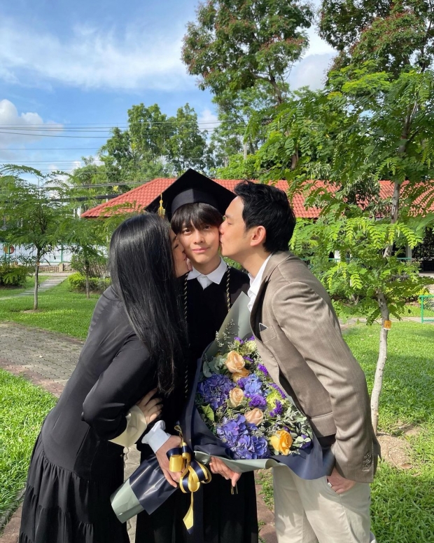 สุดภูมิใจ พ่อฟลุ๊ค-เเม่โบว์ เผยภาพครอบครัว ลูกชายเรียบจบ ม.6 เเล้ว