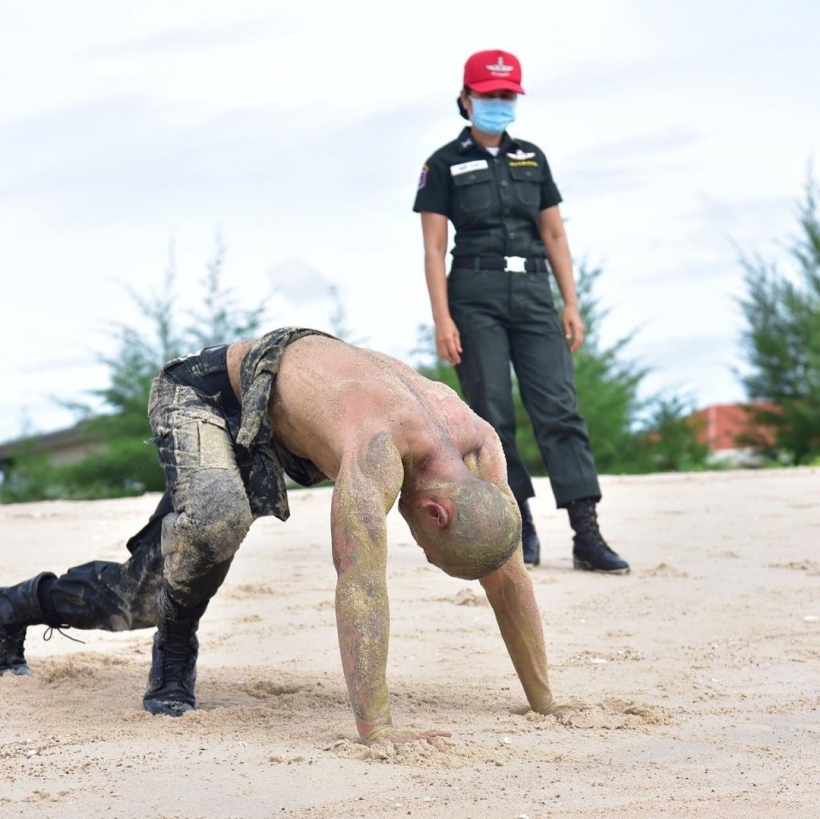 สงกรานต์ ย้อนภาพฝึกสุดทรหดหัวปักพื้น ตัวคลุกโคลน!