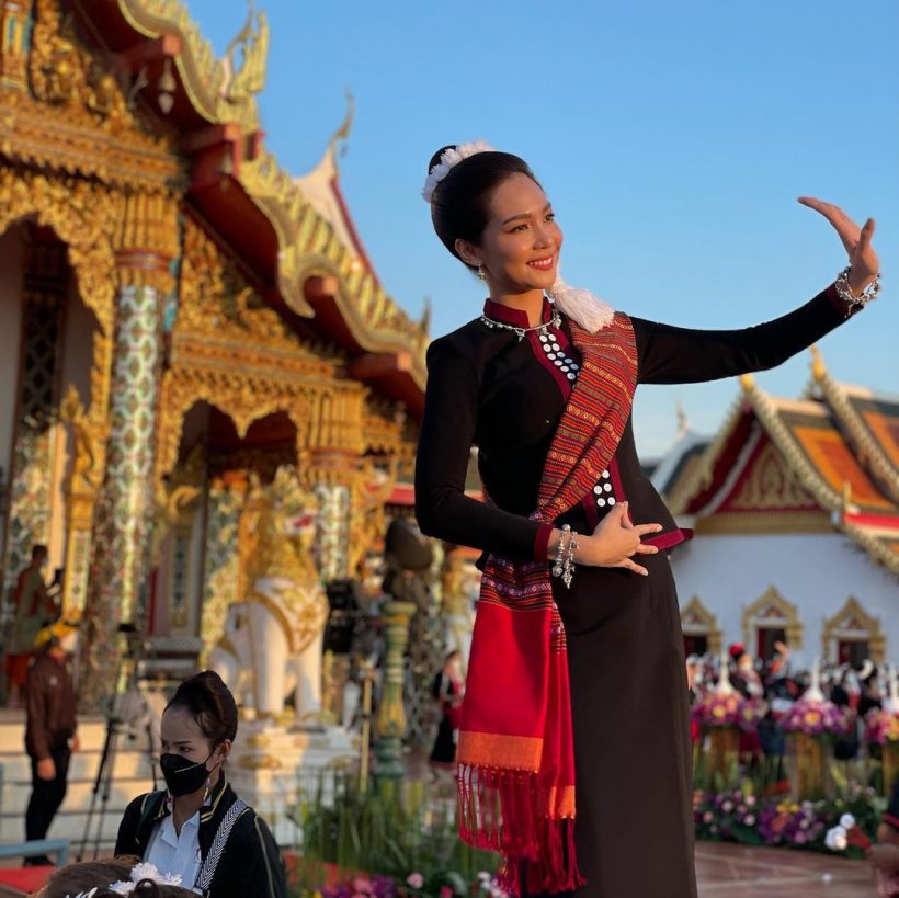 เหล่านางงาม โชว์ลีลาอ่อนช้อยฟ้อนภูไทถวายพระธาตุเชิงชุม