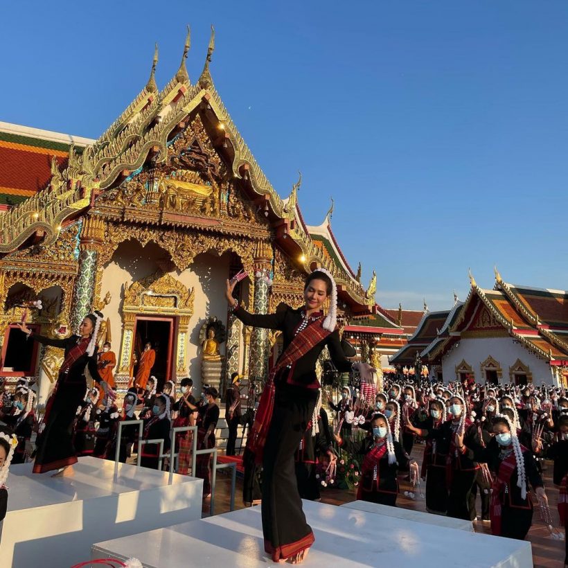 เหล่านางงาม โชว์ลีลาอ่อนช้อยฟ้อนภูไทถวายพระธาตุเชิงชุม