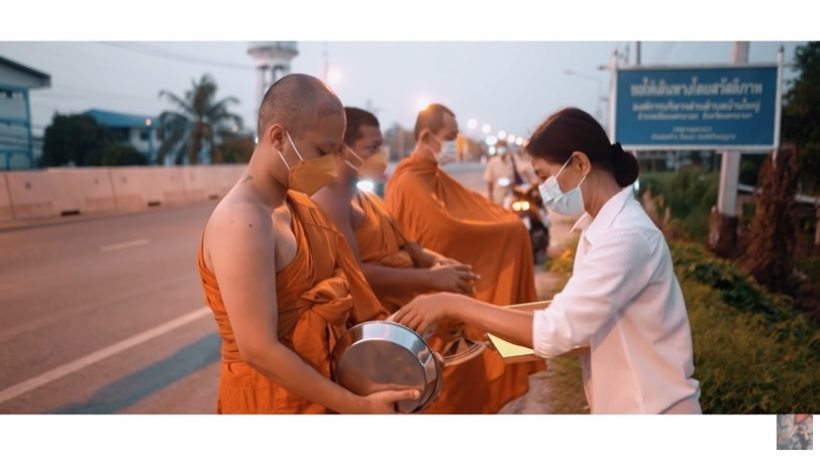 สุดตื้นตัน ดาราหนุ่มชื่อดัง เป็นเด็กวัดตามพระลูกชายบิณฑบาต