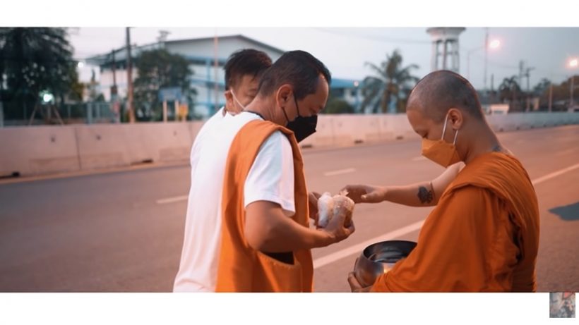 สุดตื้นตัน ดาราหนุ่มชื่อดัง เป็นเด็กวัดตามพระลูกชายบิณฑบาต