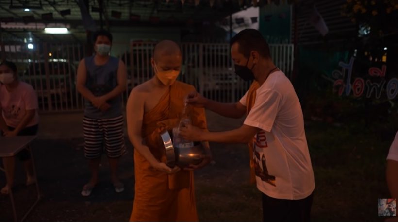 สุดตื้นตัน ดาราหนุ่มชื่อดัง เป็นเด็กวัดตามพระลูกชายบิณฑบาต