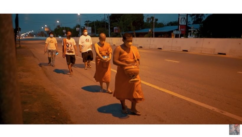 สุดตื้นตัน ดาราหนุ่มชื่อดัง เป็นเด็กวัดตามพระลูกชายบิณฑบาต