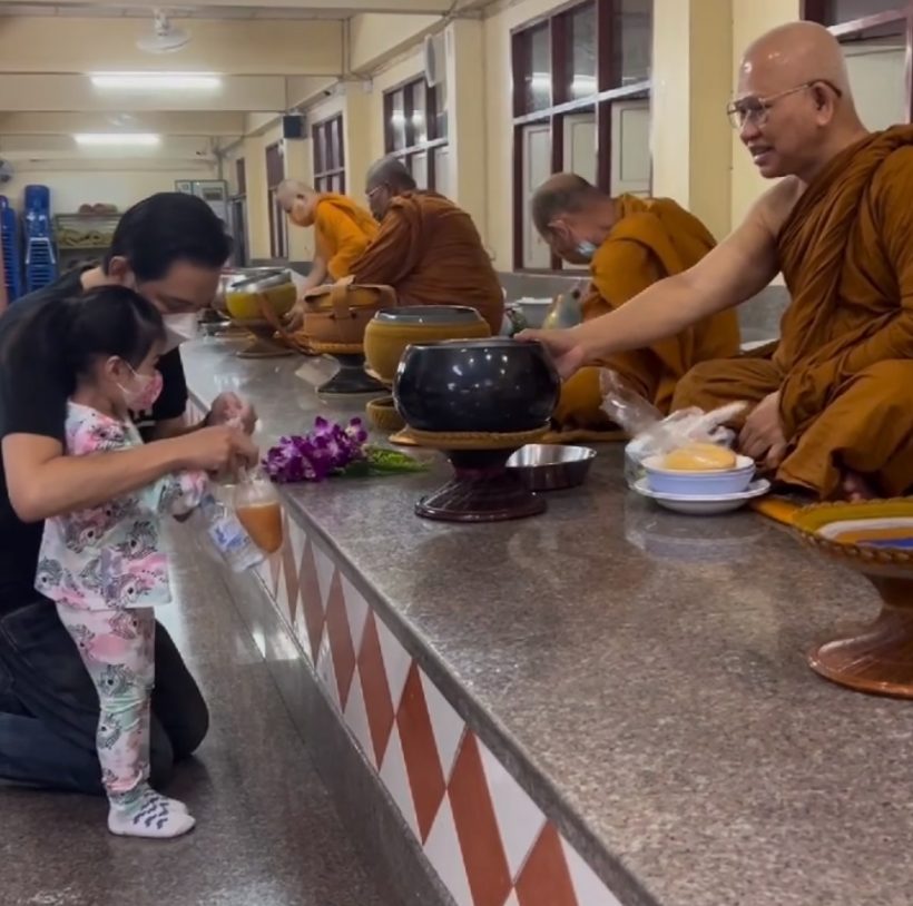 ภาพสุดอบอุ่น ศรรามพาน้องวีจิทำบุญวันเกิด3ขวบ พร้อมข้อความสุดซึ้ง