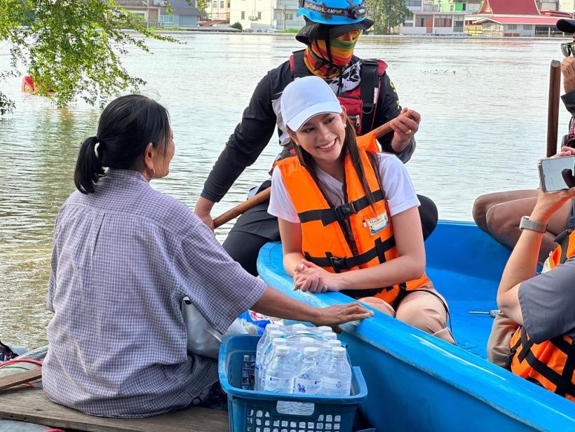  นางงามสาวล่องเรือแจกถุงยังชีพช่วยผู้ประสบภัยน้ำท่วม