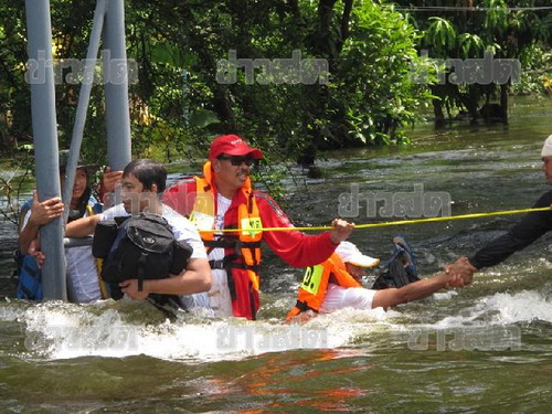 ระทึก! รถคณะดาราถูกน้ำซัดจม ก่อนช่วยรอดหวุดหวิด