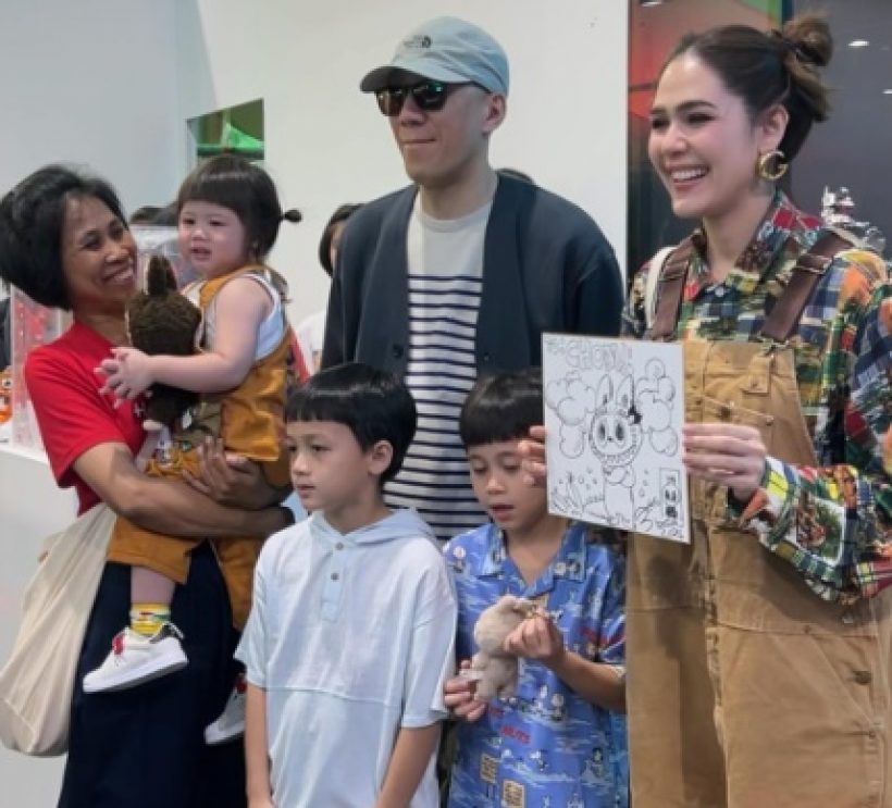  ชมพู่ชีวิตติ่งคอมพรีท ได้จับมือถ่ายรูปกับผู้ชายคนนี้ที่สุดแล้ว!!