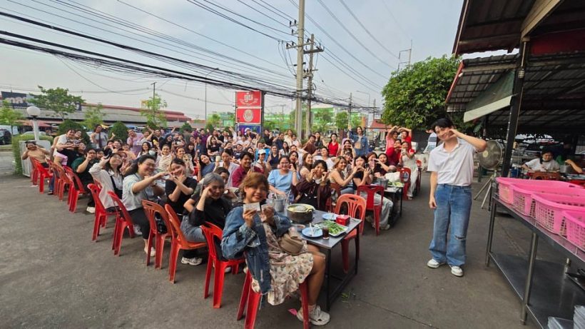 ใจดีที่หนึ่ง! พระเอกดังเหมาร้านหมูกระทะเลี้ยงเเฟนคลับนับ 100 ชีวิต