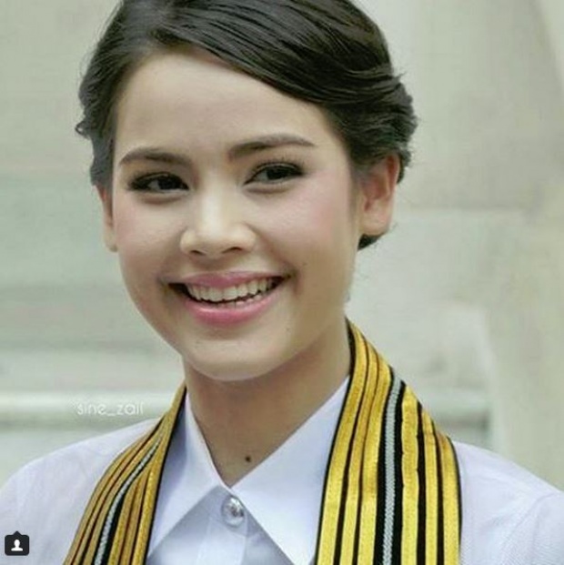 อัยยะ ! ญาญ่า ในชุดครุย แฟนคลับรุมถ่ายรูปเพียบ