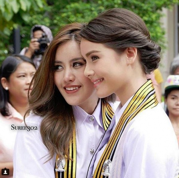 อัยยะ ! ญาญ่า ในชุดครุย แฟนคลับรุมถ่ายรูปเพียบ