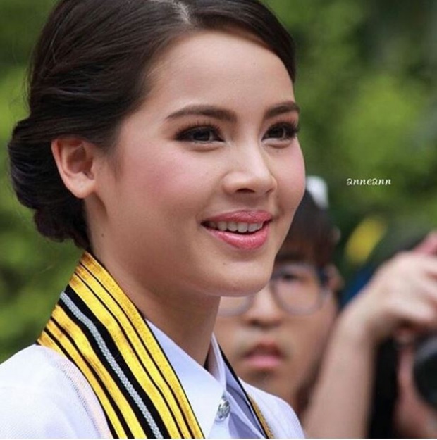 อัยยะ ! ญาญ่า ในชุดครุย แฟนคลับรุมถ่ายรูปเพียบ