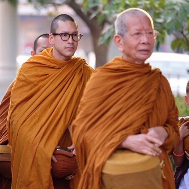 ประทับใจ!!ภาพนี้ของ พระณเดชน์ กับโยมพ่อที่ไม่สบาย!