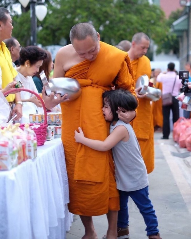 ภาพสุดซึ้งเมื่อน้องออก้า ได้เจอพระเปิ้ลที่บวชกลับมาจากอินเดีย!!