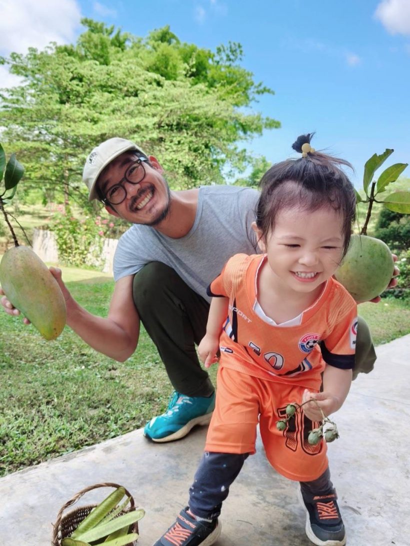 ส่องชีวิตเรียบง่าย ครอบครัวพระเอกดัง ล่าสุดเปิดแผงขายผักให้ลูก