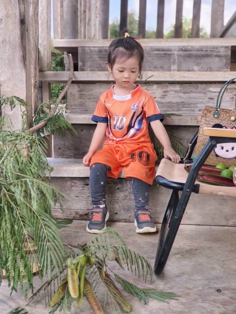 ส่องชีวิตเรียบง่าย ครอบครัวพระเอกดัง ล่าสุดเปิดแผงขายผักให้ลูก
