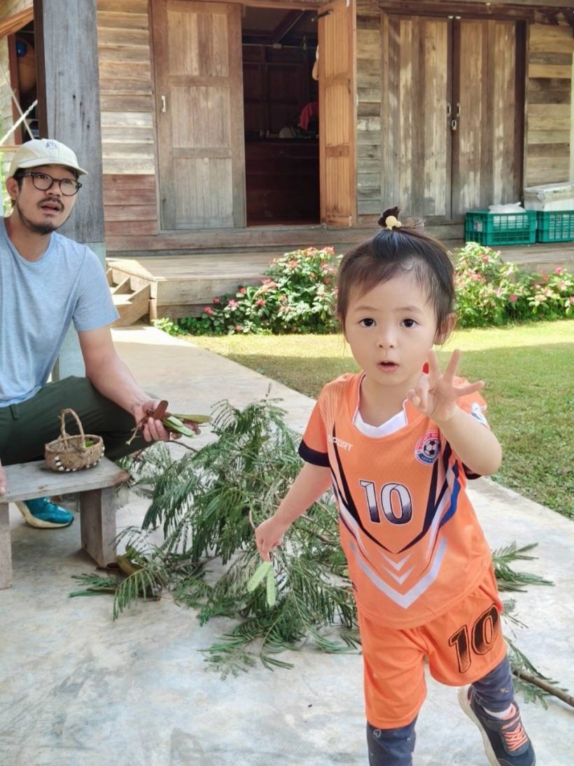 ส่องชีวิตเรียบง่าย ครอบครัวพระเอกดัง ล่าสุดเปิดแผงขายผักให้ลูก