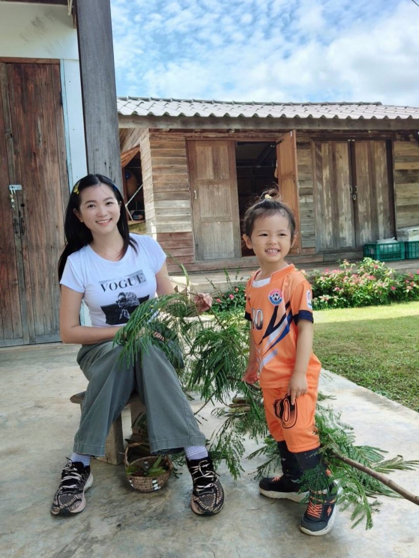 ส่องชีวิตเรียบง่าย ครอบครัวพระเอกดัง ล่าสุดเปิดแผงขายผักให้ลูก