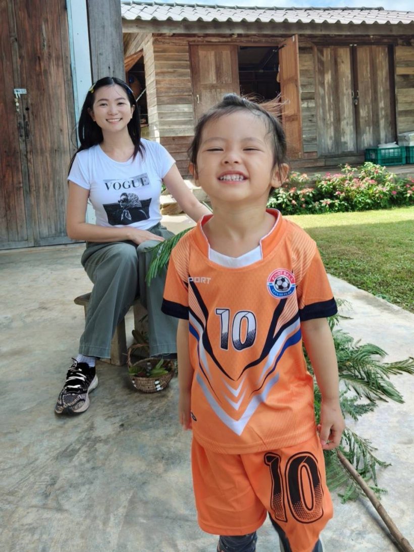 ส่องชีวิตเรียบง่าย ครอบครัวพระเอกดัง ล่าสุดเปิดแผงขายผักให้ลูก