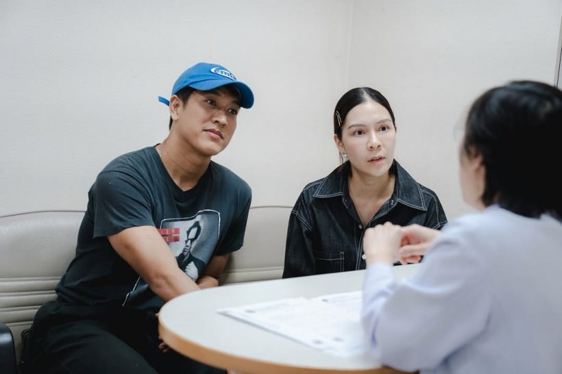 พระเอกหนุ่มตื่นเต้นจะได้เป็นคุณพ่อแล้ว พาภรรยาดอดฝากครรภ์