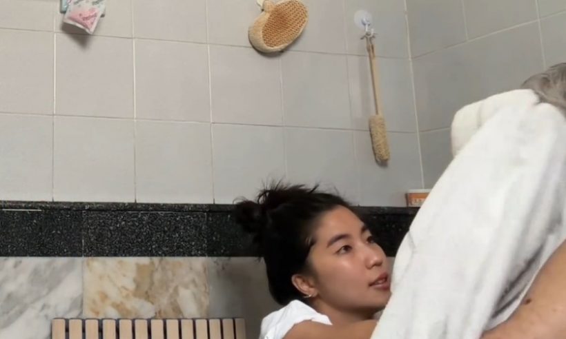 หลานสาวยอดกตัญญู! ก้อย อรัชพร ดูเเลคุณยาย ช็อตนี้น่ารักที่สุด