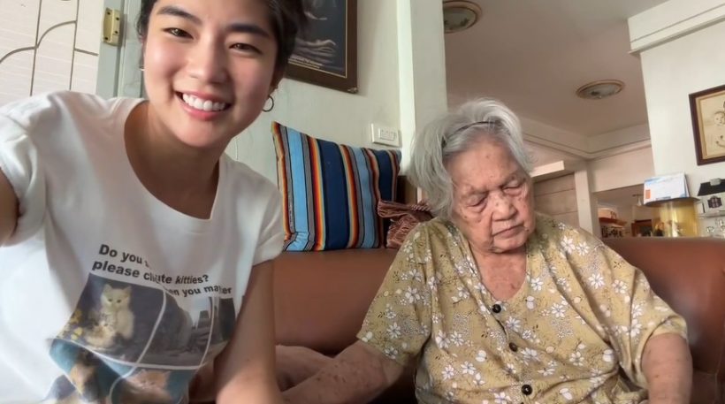 หลานสาวยอดกตัญญู! ก้อย อรัชพร ดูเเลคุณยาย ช็อตนี้น่ารักที่สุด