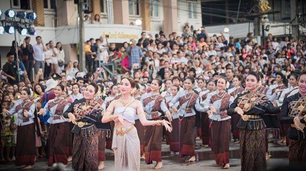 มืดฟ้ามัวดิน ชาวบ้านแห่ดู แต้ว-เจ้าแม่นาคี ร่ายรำบวงสรวง(คลิป)