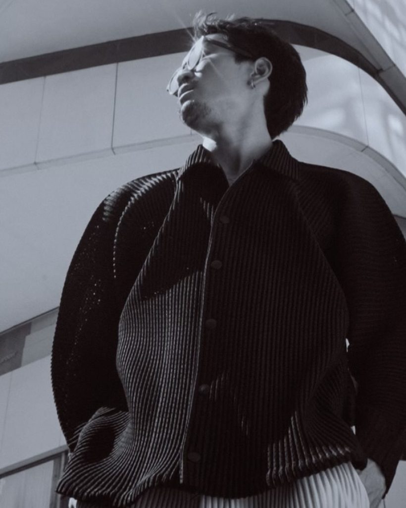 มองทั้งร้าน! ดาราหนุ่มชื่อดัง นั่งร้องไห้ อกหักจากคนคุย