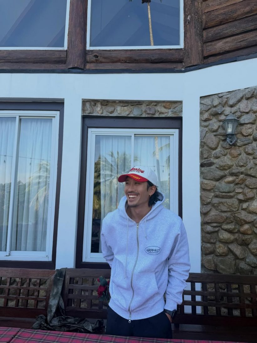 มองทั้งร้าน! ดาราหนุ่มชื่อดัง นั่งร้องไห้ อกหักจากคนคุย