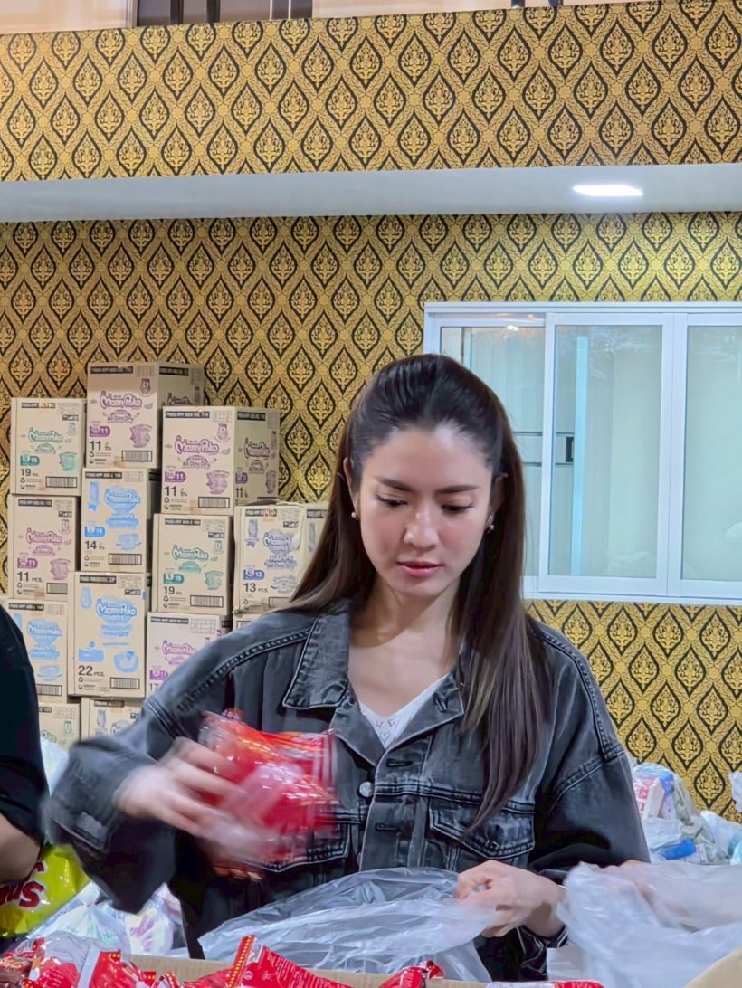 นางฟ้าเดินดิน! แอฟ ทักษอร พา น้องปีใหม่ ส่งของช่วยน้ำท่วม