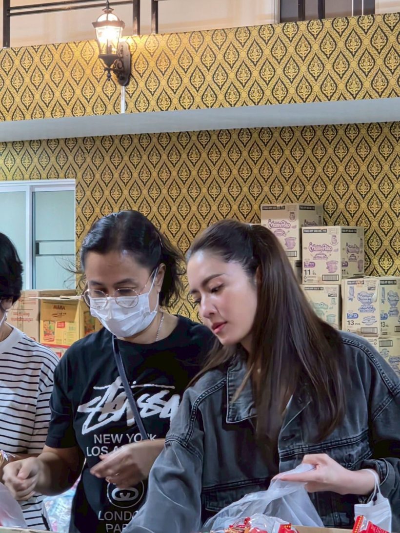 นางฟ้าเดินดิน! แอฟ ทักษอร พา น้องปีใหม่ ส่งของช่วยน้ำท่วม