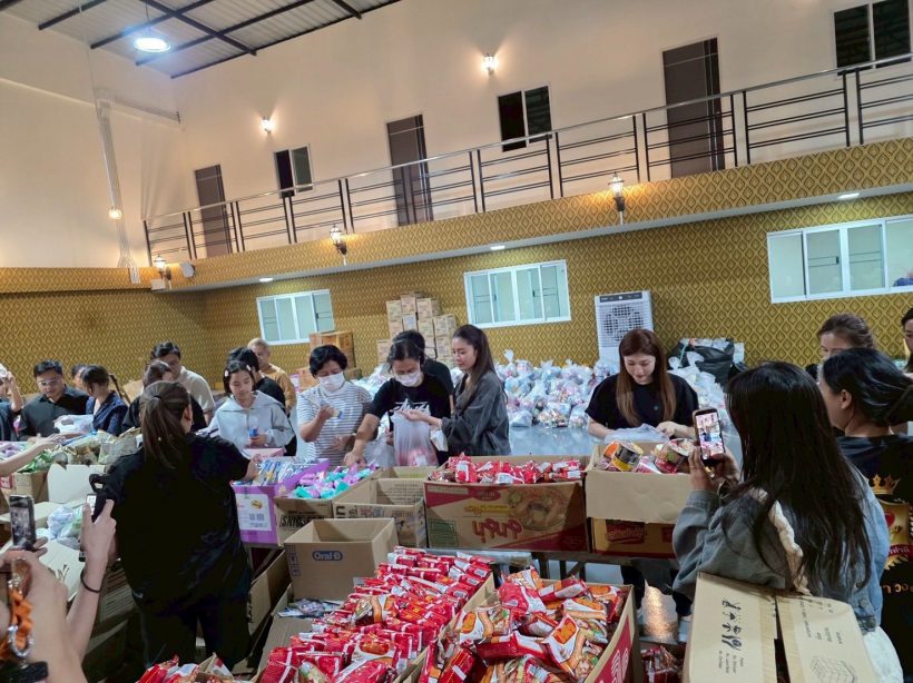 นางฟ้าเดินดิน! แอฟ ทักษอร พา น้องปีใหม่ ส่งของช่วยน้ำท่วม