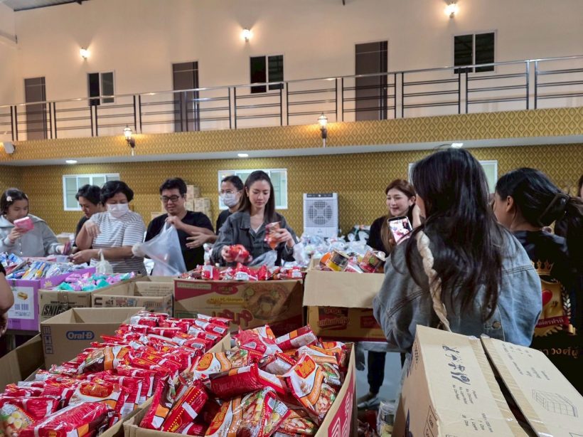 นางฟ้าเดินดิน! แอฟ ทักษอร พา น้องปีใหม่ ส่งของช่วยน้ำท่วม