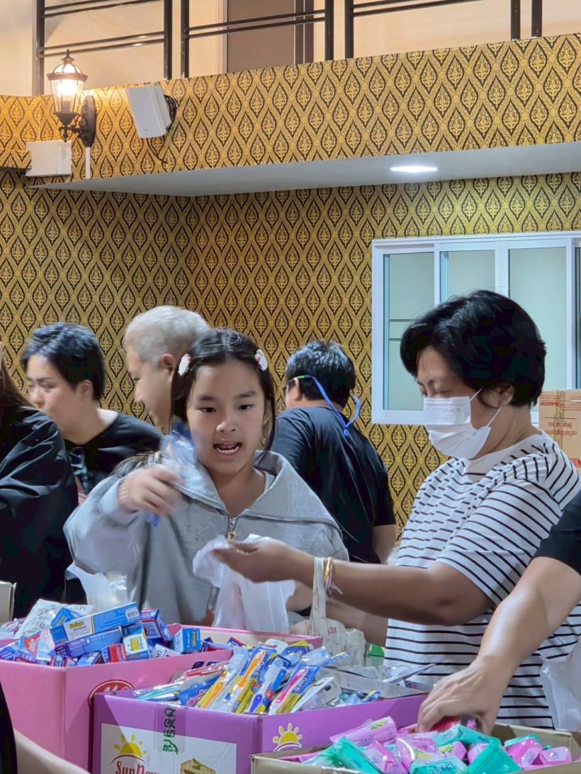 นางฟ้าเดินดิน! แอฟ ทักษอร พา น้องปีใหม่ ส่งของช่วยน้ำท่วม