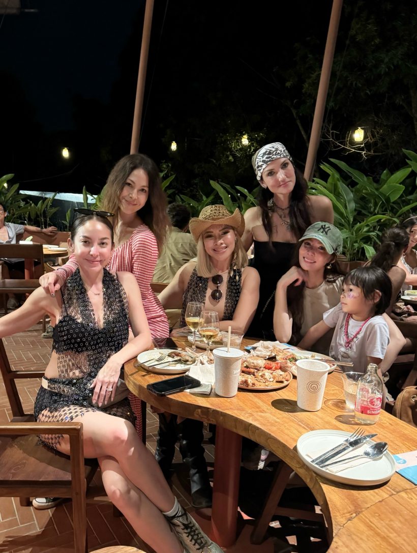 รูปเดียวรู้เรื่อง! เจนี่ โพสต์ภาพรวมตัวแก๊งเพื่อน ซูมดูมีใครบ้าง?