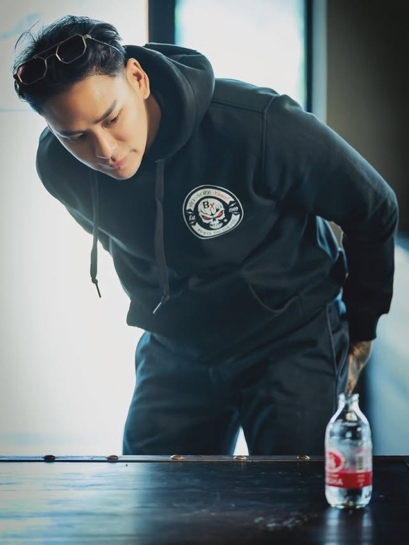 แทค ภรัณยู ของขึ้น! ไล่กลุ่มชูป้าย ไปส่งข้าวแนวหน้า