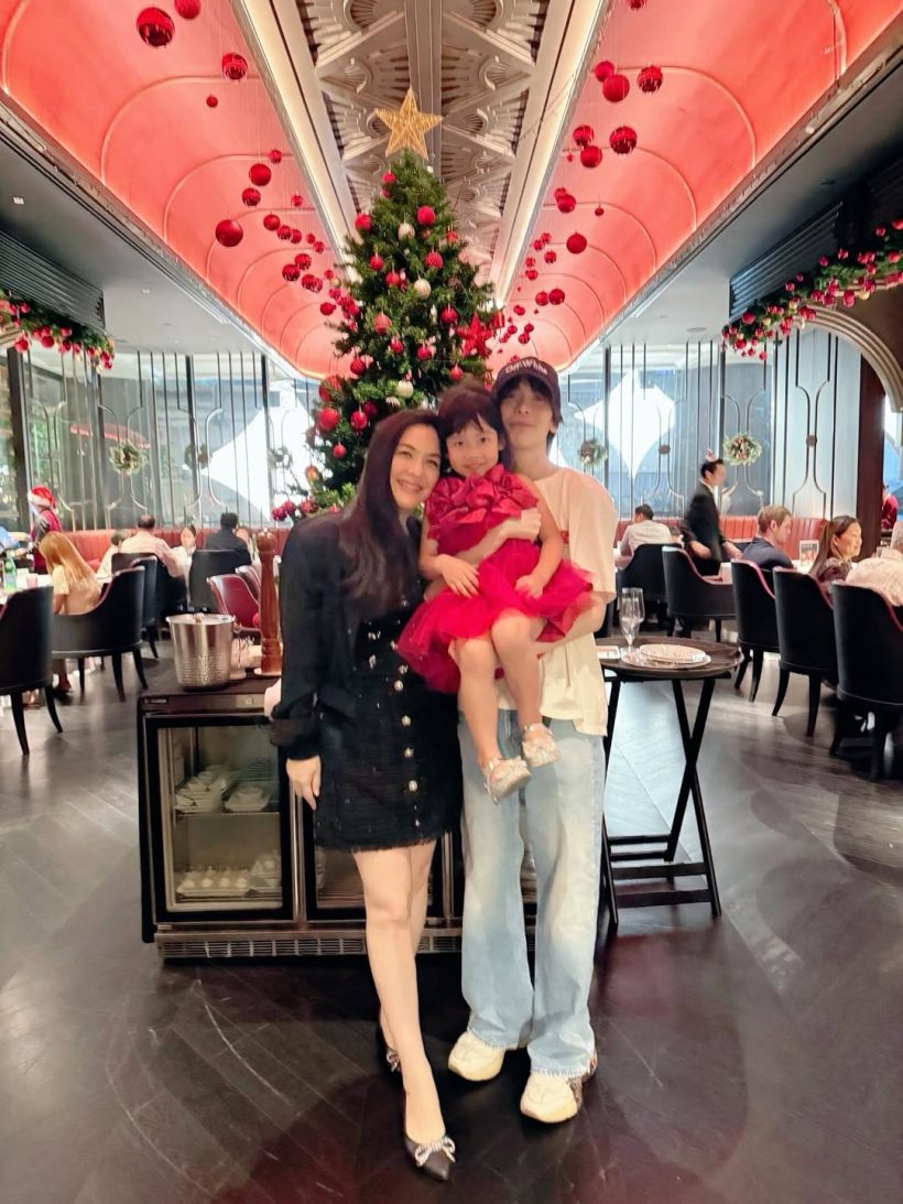 ไม่ธรรมดานะเนี่ย! พ่อแม่คู่นี้โชคดี มีลูกชายหล่อเอาเรื่อง