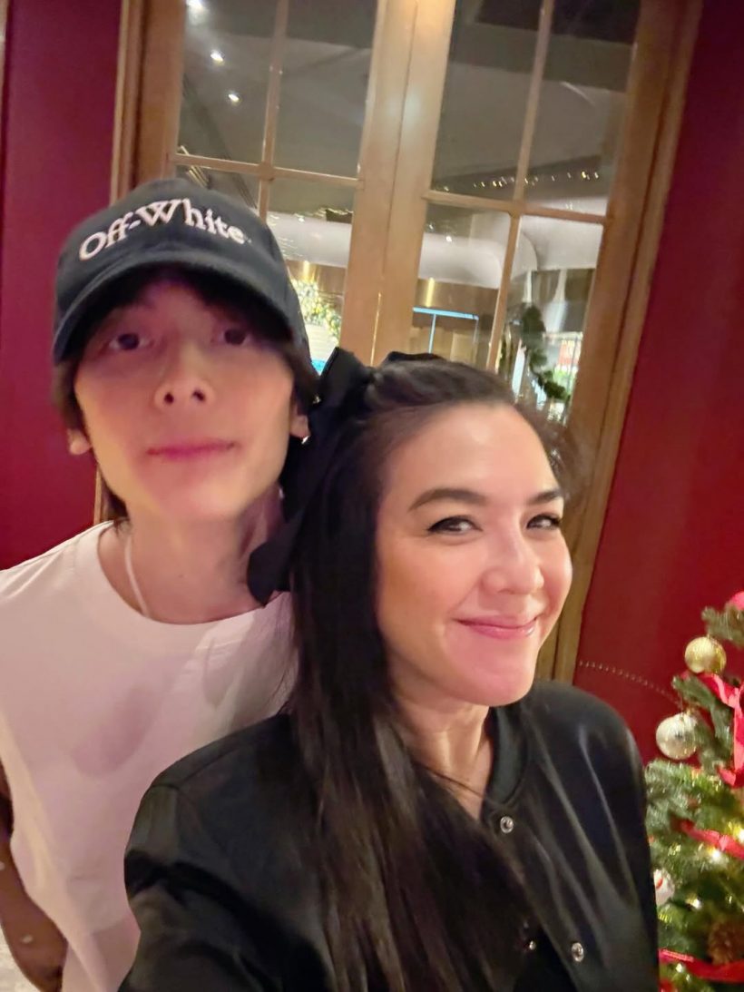 ไม่ธรรมดานะเนี่ย! พ่อแม่คู่นี้โชคดี มีลูกชายหล่อเอาเรื่อง