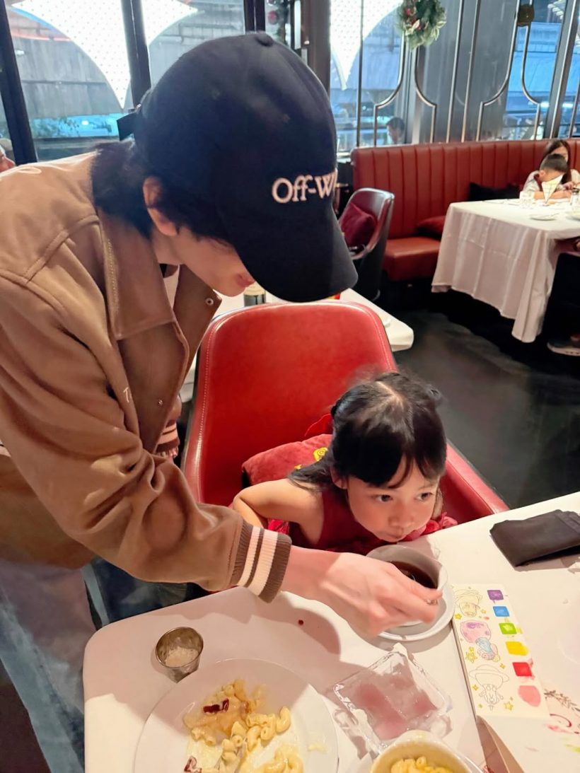 ไม่ธรรมดานะเนี่ย! พ่อแม่คู่นี้โชคดี มีลูกชายหล่อเอาเรื่อง