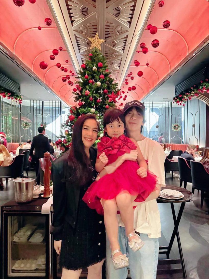 ไม่ธรรมดานะเนี่ย! พ่อแม่คู่นี้โชคดี มีลูกชายหล่อเอาเรื่อง