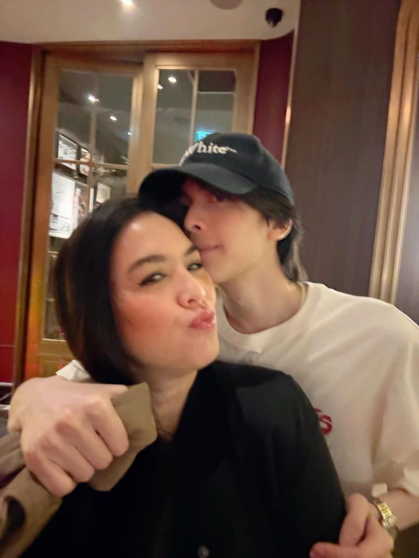 ไม่ธรรมดานะเนี่ย! พ่อแม่คู่นี้โชคดี มีลูกชายหล่อเอาเรื่อง