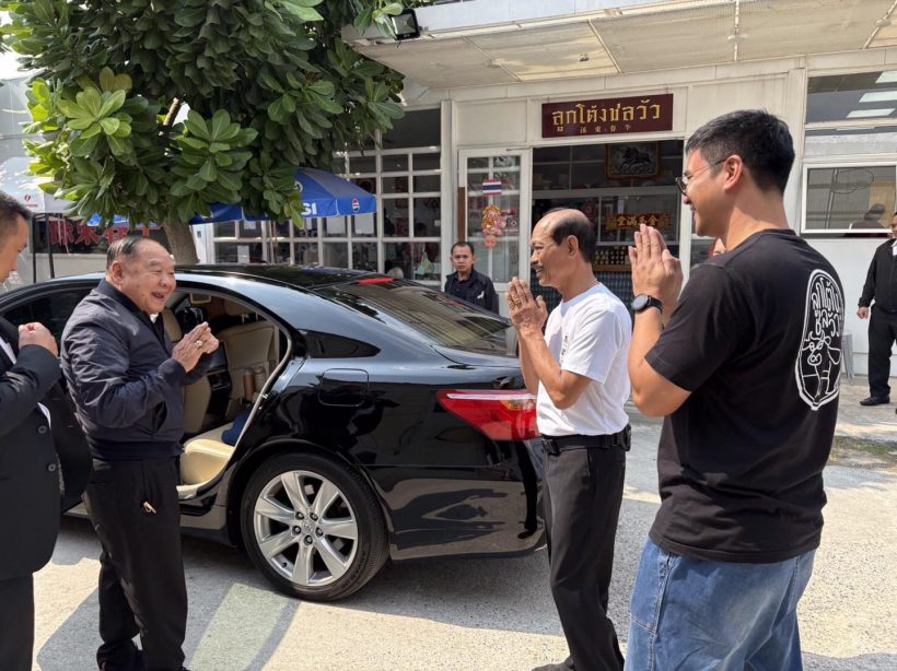 ช็อตหาดูยาก! น็อต วรฤทธิ์ ร่วมเฟรม ลุงป้อม หลังบุกหาถึงร้าน