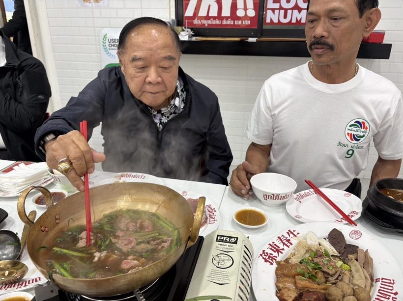 ช็อตหาดูยาก! น็อต วรฤทธิ์ ร่วมเฟรม ลุงป้อม หลังบุกหาถึงร้าน