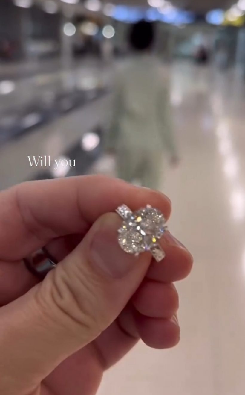 สละโสดอีกคู่!นางเอกสาวน้ำตาแตก ไฮโซหนุ่ม คุกเข่าขอแต่งกลางทะเล