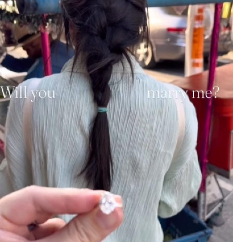 สละโสดอีกคู่!นางเอกสาวน้ำตาแตก ไฮโซหนุ่ม คุกเข่าขอแต่งกลางทะเล