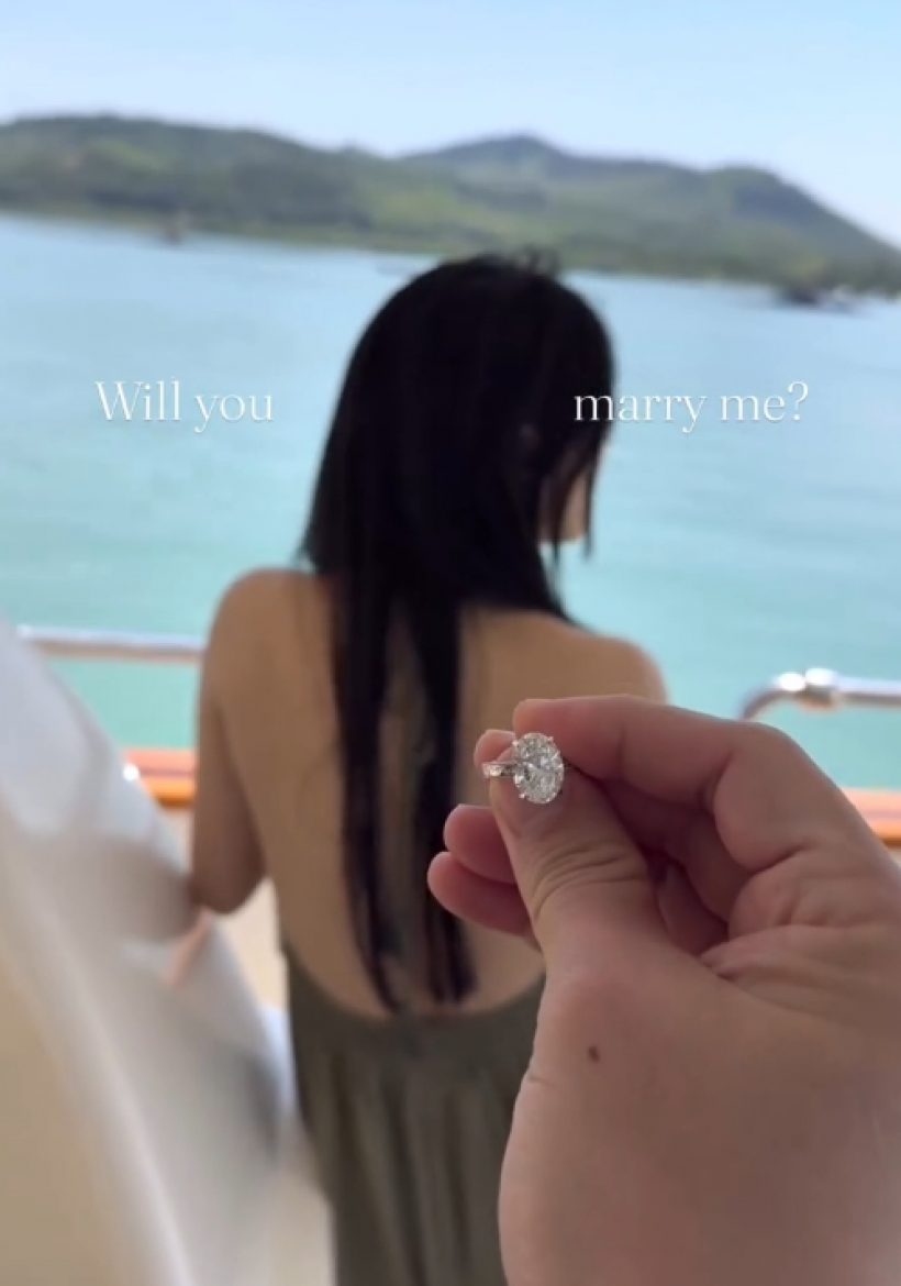 สละโสดอีกคู่!นางเอกสาวน้ำตาแตก ไฮโซหนุ่ม คุกเข่าขอแต่งกลางทะเล